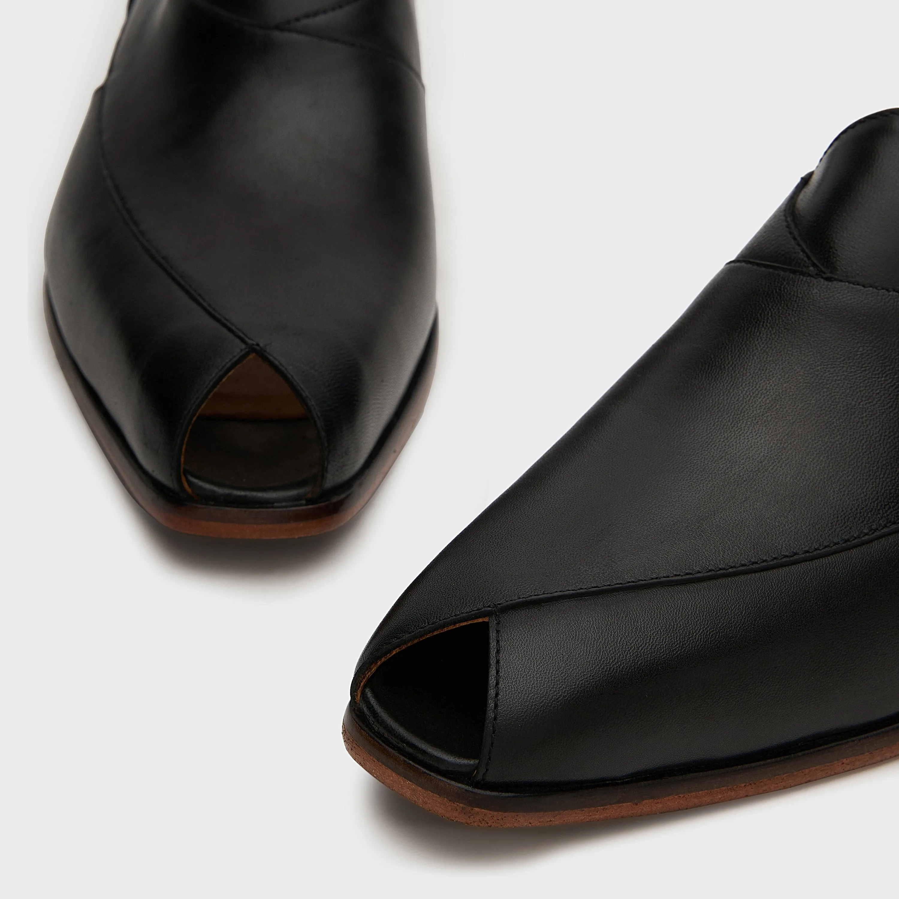 Peshauri | Black Leather